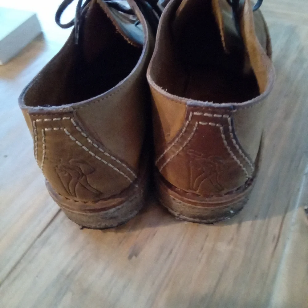Clarks Desert Trek Chukka Boys 5 1/2 Women's Size 7.
